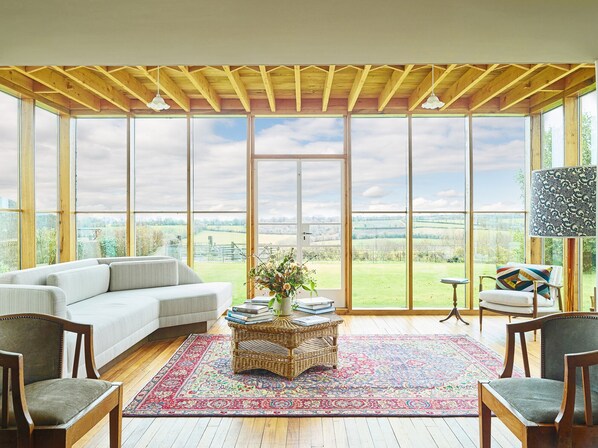 Smart TV, fireplace - Western Farmhouse (TIVERTON)