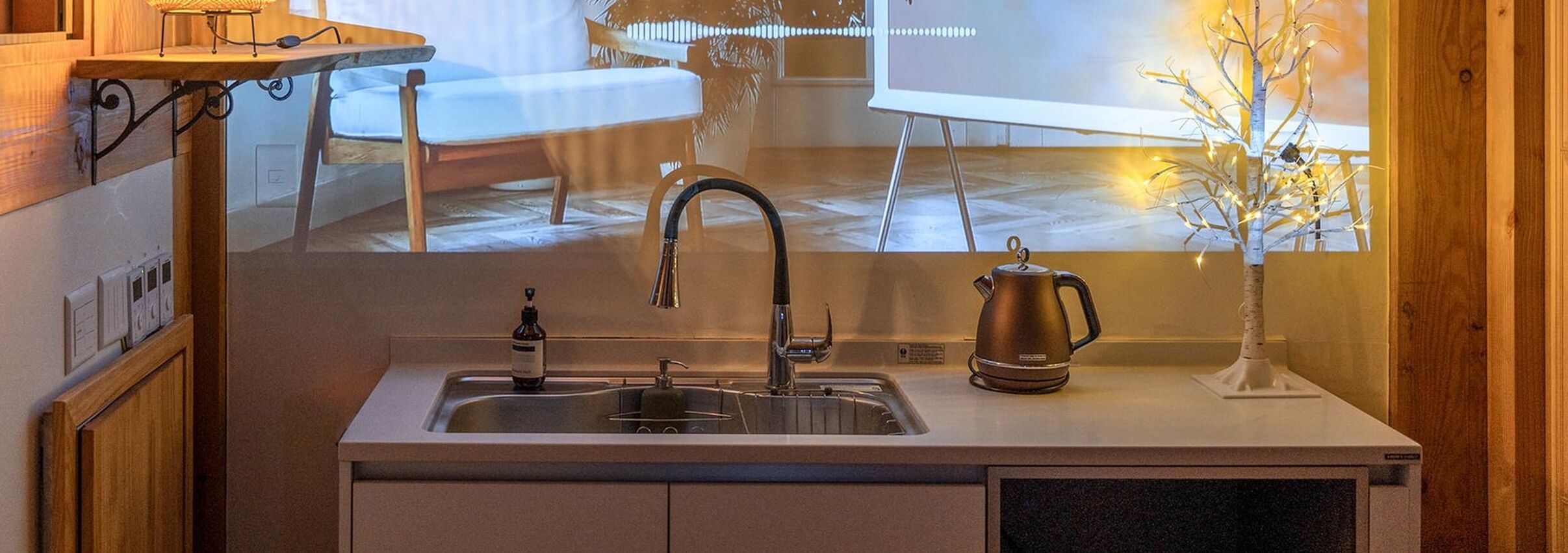 Eine Küche mit Spüle, Wasserhahn und Wasserkocher.