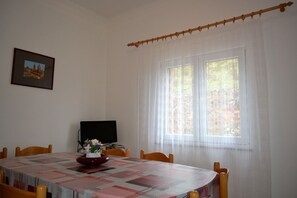 Apartment (Maris - next to the beach - A1(8)) | Dining