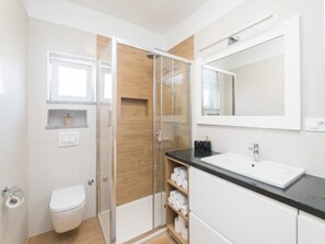 House (Three Bedroom Holiday Home with Jacuz) | Bathroom