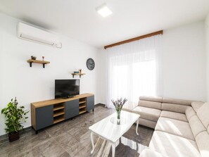 House (Three Bedroom Holiday Home with Jacuz) | Living room - Mihael Holiday House (Zadar)