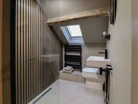 Shower. 8 Oak Cottages