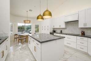 House, 3 Bedrooms | Private kitchen | Fridge, oven, coffee/tea maker, toaster - Casa Pinnacle 3 Bedroom Home by RedAwning (Scottsdale)