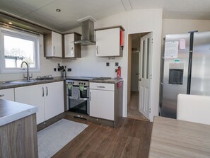 Cottage | Private kitchen | Dishwasher, electric kettle, toaster, cookware/dishes/utensils