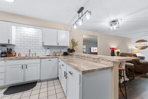 Appart'hôtel, 2 chambres | Cuisine privée | Réfrigérateur, four, cafetière/bouilloire, grille-pain