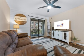 Appart'hôtel, 2 chambres | Coin séjour | TV connectée