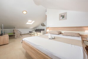 4 bedrooms, free cribs/infant beds, bed sheets