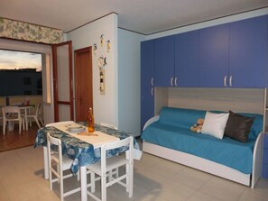 Living room - Intimate Coastline Studio With Swimming Pool (San Michele al Tagliamento)