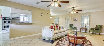 Quiet Houston Home w/ Porch - Near Park & Trails!