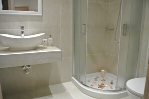 Standard Quadruple Room | Bathroom
