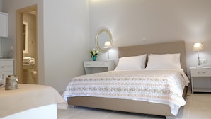 Una camera da letto moderna con un letto grande, comodini, uno specchio e un tavolino di fianco al letto.