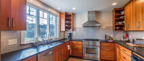 冷蔵庫、電子レンジ、オーブン、コンロ