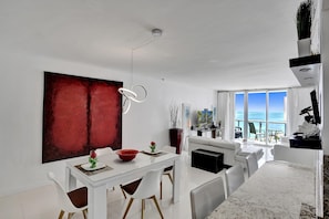 奢华公寓式客房 | 起居区 | 50-英寸智能电视(配备有线频道)