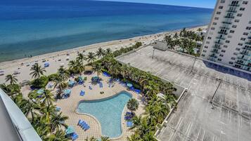 Luxury Condo | Terrace/patio