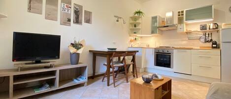 City Apartment | Private kitchen | Full-size fridge, oven, stovetop, dishwasher