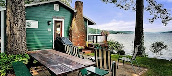 Winni Lakefront Cabin
