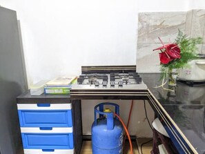 Frigorífico, placa de cocina, hervidor eléctrico y tostadora