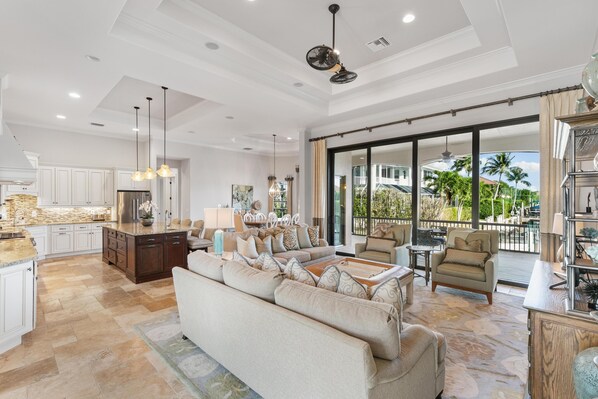 Een smart-tv, een open haard, een computerscherm en een printer