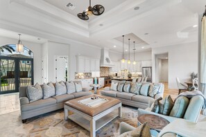 Een smart-tv, een open haard, een computerscherm en een printer