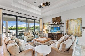 Een smart-tv, een open haard, een computerscherm en een printer