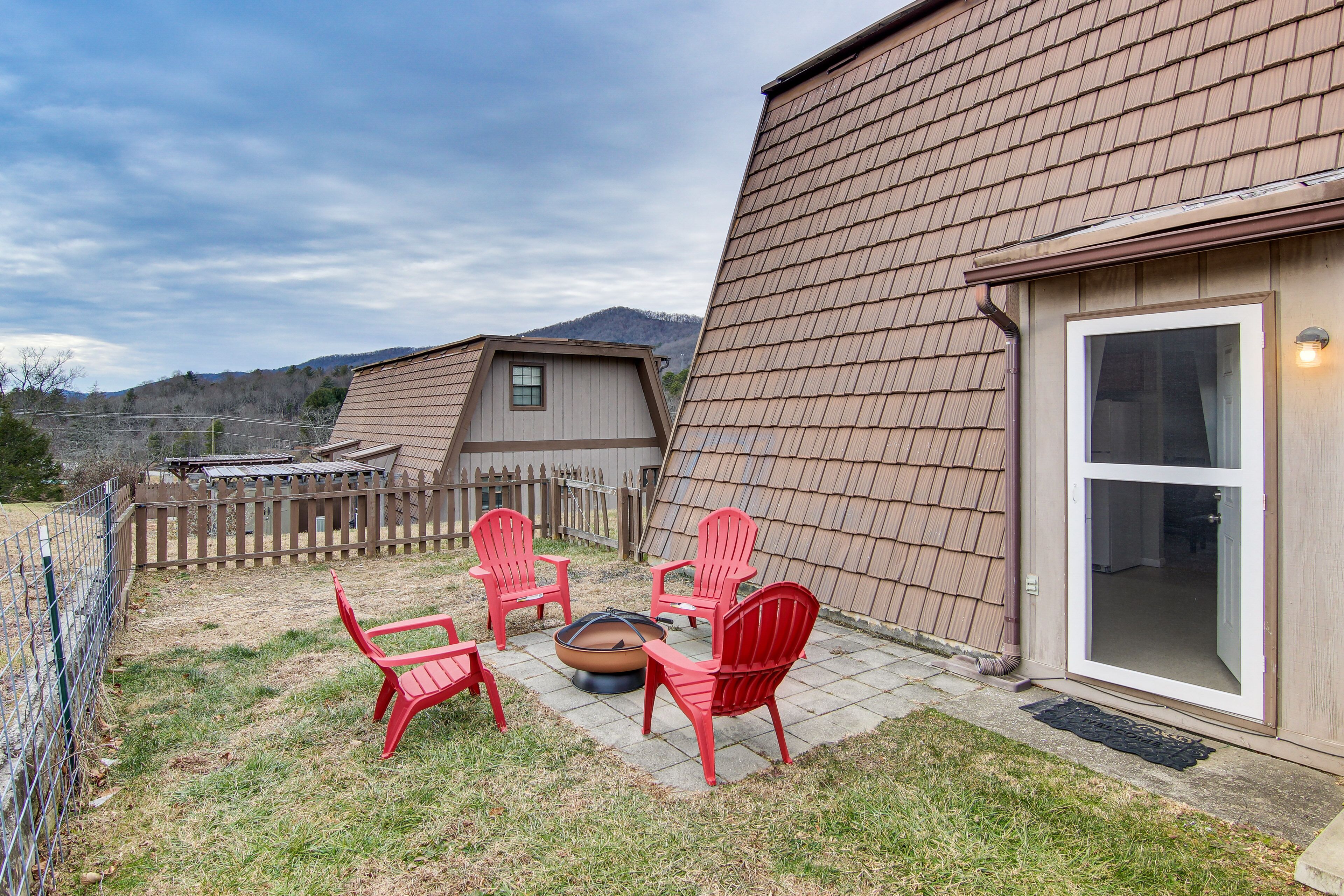 Centrally Located Mills River Townhome w/ Fire Pit