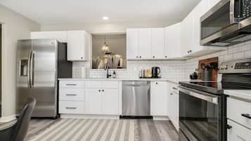 Kylskåp, mikrovågsugn, ugn och spishäll