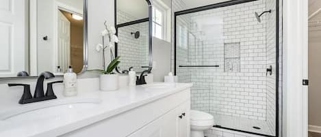 Toallas, jabón, papel de baño