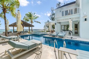 Outdoor pool, pool umbrellas, sun loungers - Kiboko (Bodden Town)