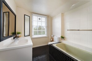 Hair dryer, towels, toilet paper - Entire Modern & Bright  Camden Town Flat (London)