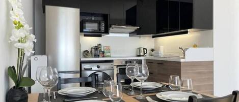 冷蔵庫、電子レンジ、オーブン、コンロ