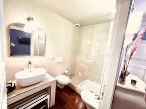 Dusche, Haartrockner, Bidet, Handtücher