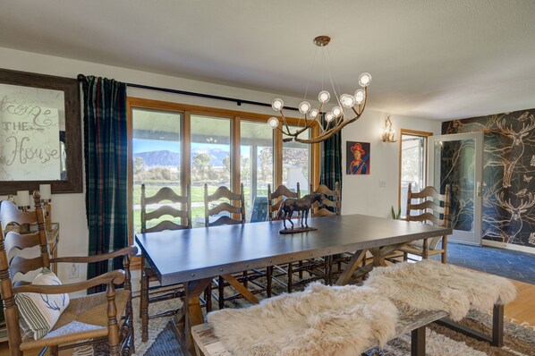 Dining - Luxury Home on Blue Ribbon Madison River and steps away from downtown Ennis, MT. (Ennis)