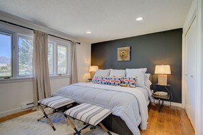 3 bedrooms, iron/ironing board, WiFi, bed sheets - Luxury Home on Blue Ribbon Madison River and steps away from downtown Ennis, MT. (Ennis)