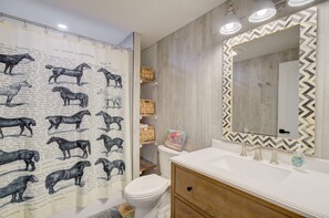 Shower, hair dryer, towels, soap - Luxury Home on Blue Ribbon Madison River and steps away from downtown Ennis, MT. (Ennis)