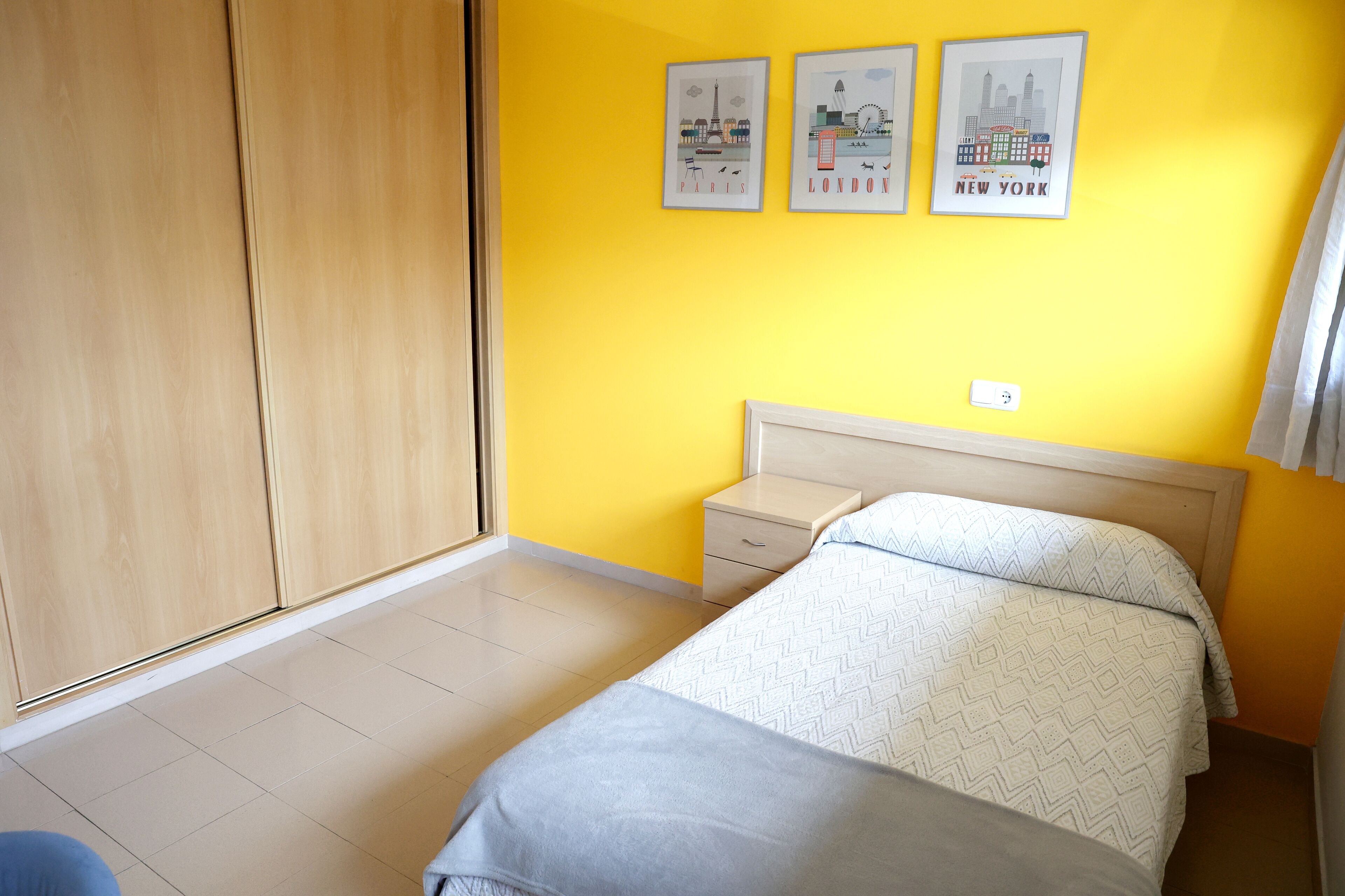 Bureau, espace de travail pour ordinateur portable, Wi-Fi gratuit