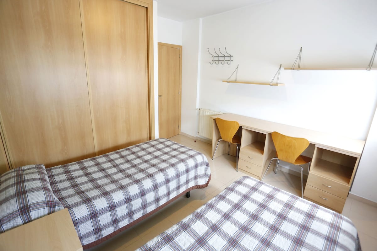 2 bedrooms, desk, laptop workspace, free WiFi