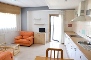 Schreibtisch, laptopgeeigneter Arbeitsplatz, kostenloses WLAN