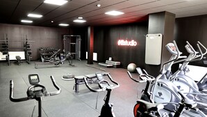 A gym with various exercise equipment, including treadmills, stationary bikes, and weightlifting machines. - Micampus Lugo (Lugo)