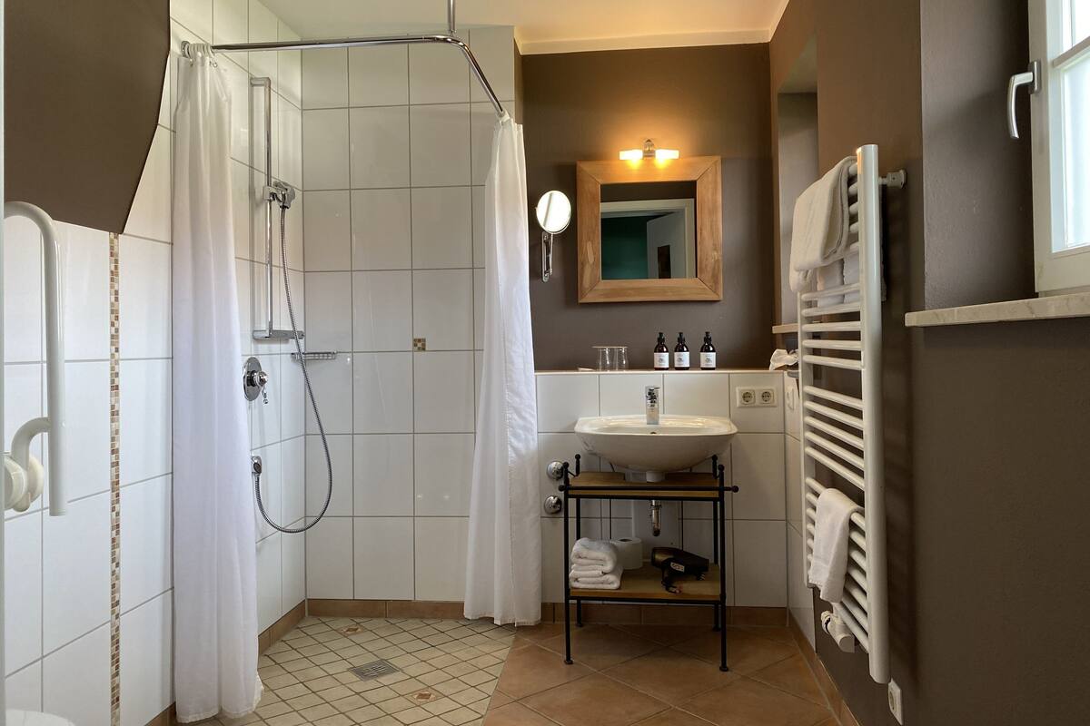 Habitación doble estándar, con acceso para personas discapacitadas | Baño | Pantuflas