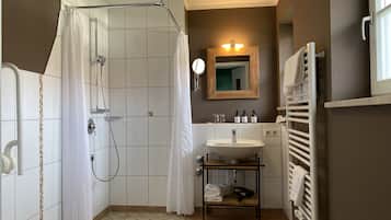 Standard-Doppelzimmer, barrierefrei | Badezimmer | Hausschuhe
