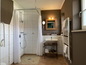 Standard Double Room, Accessible | Bathroom | Slippers - Beim Hasn (Rimsting)