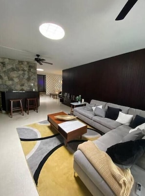 Living area - Mid Century Home ten min from airport w garage and fast wifi. (San Juan)