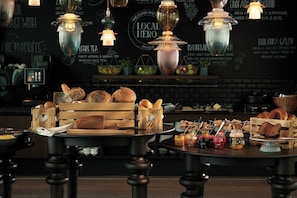 Desayuno buffet todos los días (con cargo)
