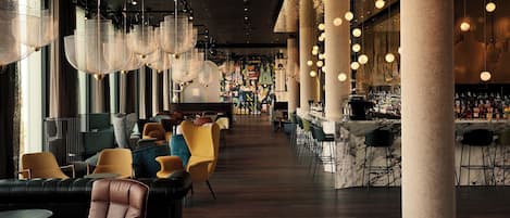 Quarto conforto, 1 cama Queen | Bar (na propriedade)