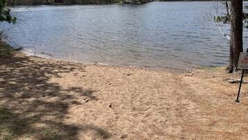 Na praia, espreguiçadeiras, toalhas de praia