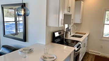 Geladeira, micro-ondas, fogão, cooktop