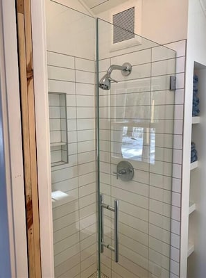 Dusche, Handtücher, Seife, Toilettenpapier