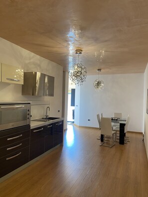 Réfrigérateur, four, plaque de cuisson