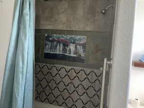 Hårføner, håndklær og toalettpapir