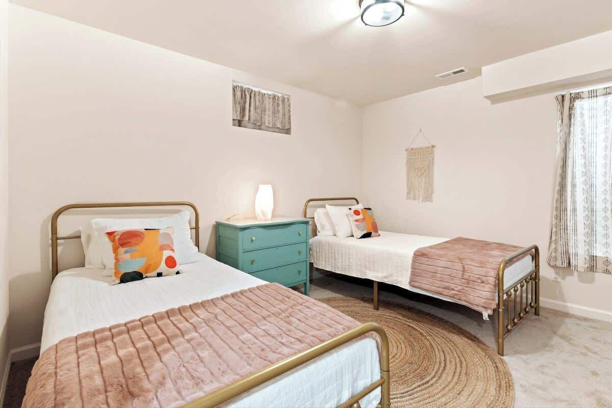 5 bedrooms, desk, iron/ironing board, travel crib